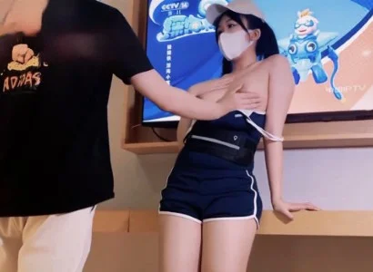 Cô bán TV xinh đẹp và khách hàng may mắn