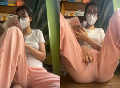Người đẹp vừa đọc sách vừa nhét sextoy vào lồn cho sướng