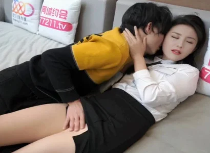 Cô gái văn phòng xinh bí mật nằm với sếp vì tiền