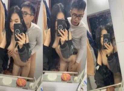 Hai người trẻ đang ân ái nhau trước gương