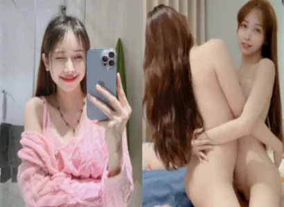 Lâm Thái Vy cùng người bạn thân thiết móc bím nhau ngay trong khi phát trực tiếp