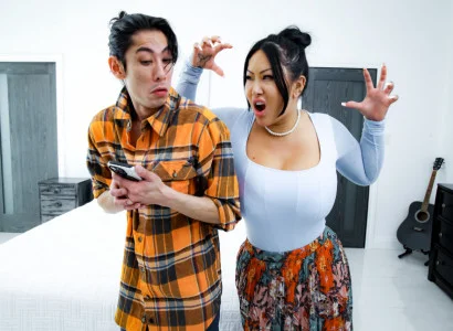 Thằng con trai đưa mẹ kế xăm trổ hàng múp lên đỉnh