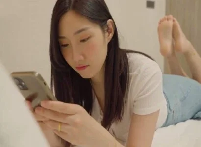 Chị ấy qua lại cùng anh nhân viên giao hàng