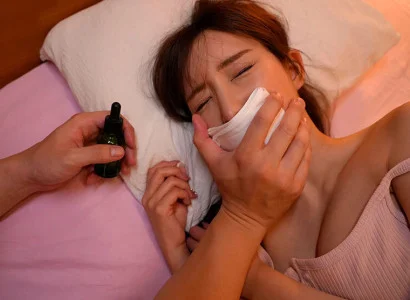 Gã đưa thuốc mê vào cơ thể cô em họ xinh đẹp và quan hệ